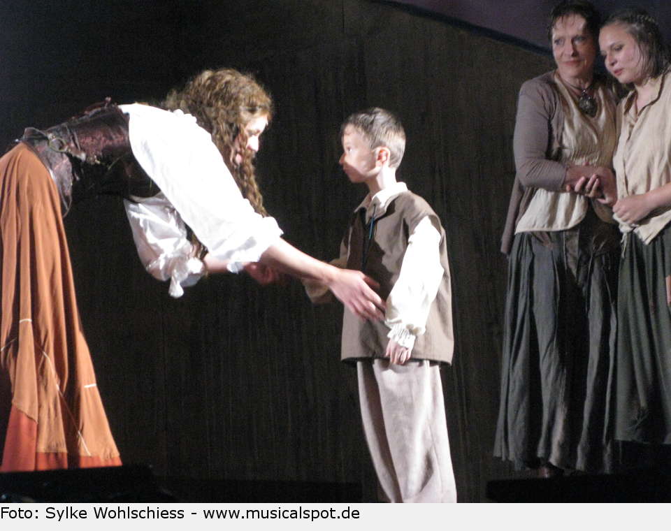 Doch dort steht es nicht zum Besten, denn das irische Volk leidet unter den englischen Besatzern. Grace beschließt zu handeln. Sie macht sich auf den Weg zurück nach England. the pirate queen 40