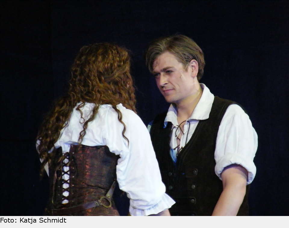 Grace segelt zurück und ist endlich wieder mit Tiernan vereint. the pirate queen 44