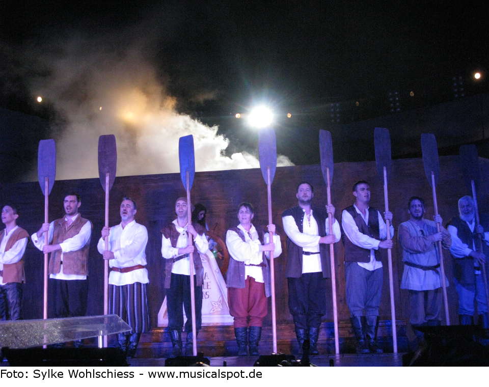 Wer einen spannenden Musicalabend auf der Freilichtbühne erleben möchte, wo man zudem bequem und regensicher sitzt, der sollte sich nach Leinfelden-Echterdingen bei Stuttgart auf den Weg machen. Vorstellungen laufen noch bis zum 12. August 2017. the pirate queen 49