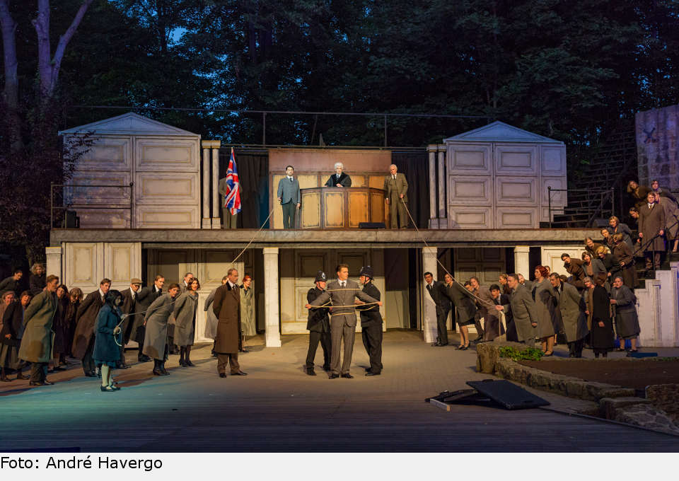 Bei der Gerichtsverhandlung wird's eng für Maxim de Winter (Jan Ammann). rebecca tecklenburg 2017 04