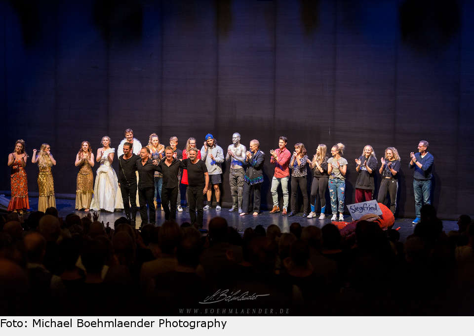 Tosender Beifall nach der konzertanten „Ring“-Aufführung am 7. Oktober 2018 im Festspielhaus Füssen. ring musical konzertant fuessen 2018 28