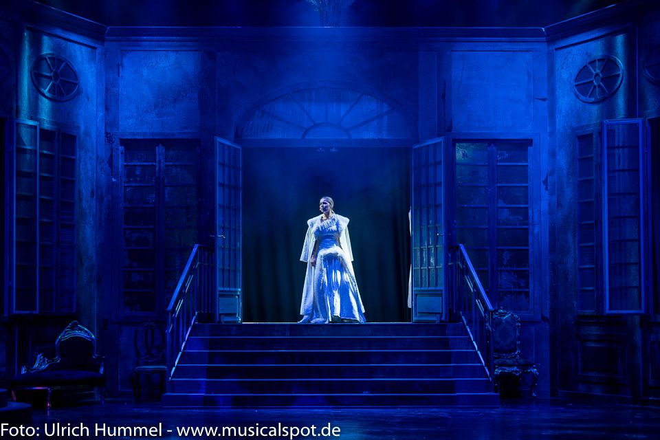 Brunhild (Anke Fiedler), von ihrem Vater Wotan verstoßen, hat die Fähigkeit, in seinen Träumen zu erscheinen. ring musical fuessen 2018 131