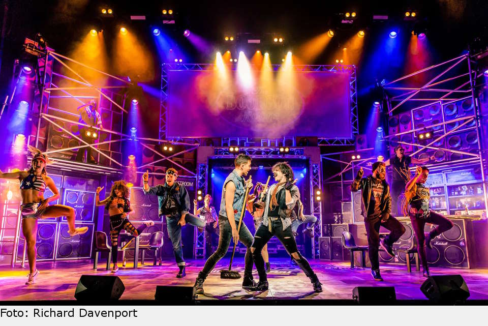 „Rock Of Ages“: Die UK-Tour macht Station im Admiralspalast Berlin. rock of ages musical berlin 2018 01