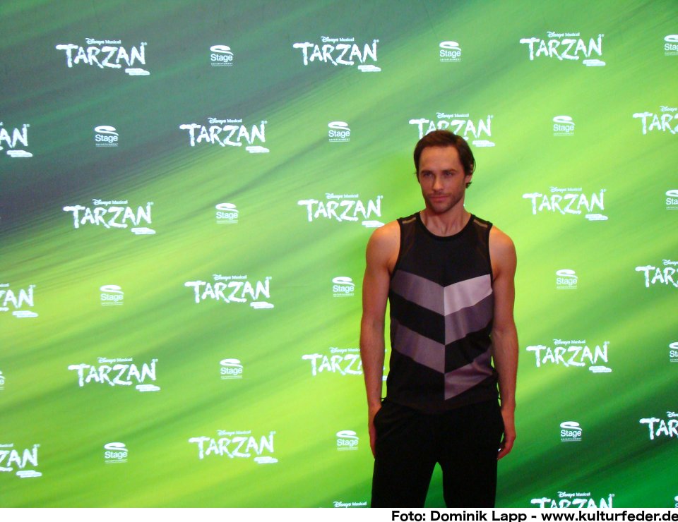 Das ist er also, der neue Oberhausener Tarzan: Josh Strickland. Neu für Josh Strickland ist allerdings nur die Stadt und das Land, nicht aber die Rolle. Der aus South Carolina stammende Musicaldarsteller spielte den mutigen Dschungelhelden schon bei der Uraufführung am Broadway, von Mai 2006 bis Juli 2007 am New Yorker Richard Rodgers Theatre. tarzan oberhausen 10