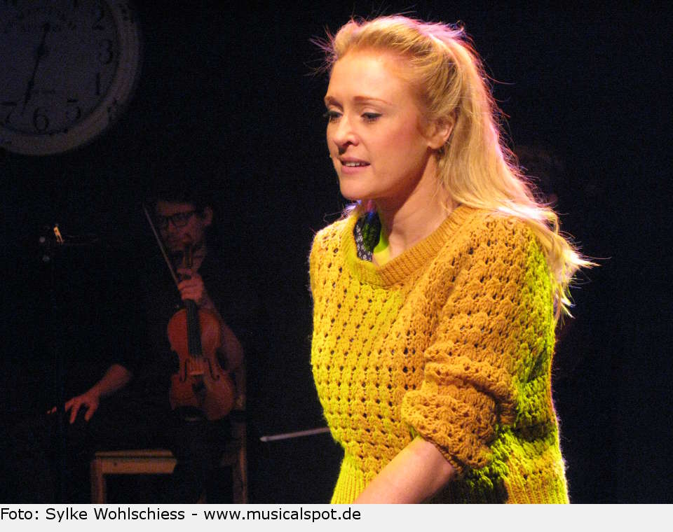 Cathy (Hannah Grover) erzählt rückblickend ihre Version der fünfjährigen Beziehung zu Jamie. the last five years 4226