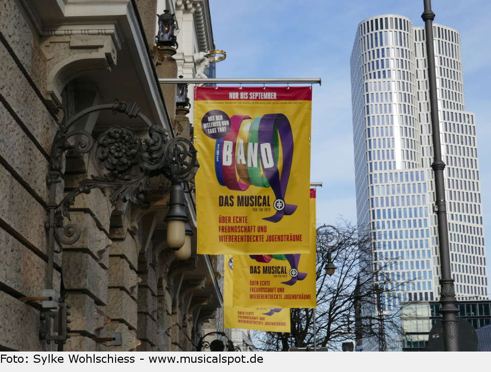 Ein Besuch im Theater des Westens in Berlin beim Musical „The Band“ wartet auf die Gewinner des heutigen Tagespreises beim MusicalSpot-Osternest. berlin theater des westens 01
