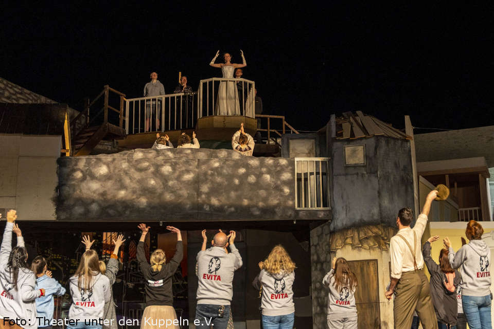 „Wein nicht um mich Argentinien“ - Das Musical „Evita“ ist die diesjährige Sommerproduktion auf der Freilichtbühne im Theater unter den Kuppeln in Leinfelden-Echterdingen/Stetten. musical evita leinfelden 09